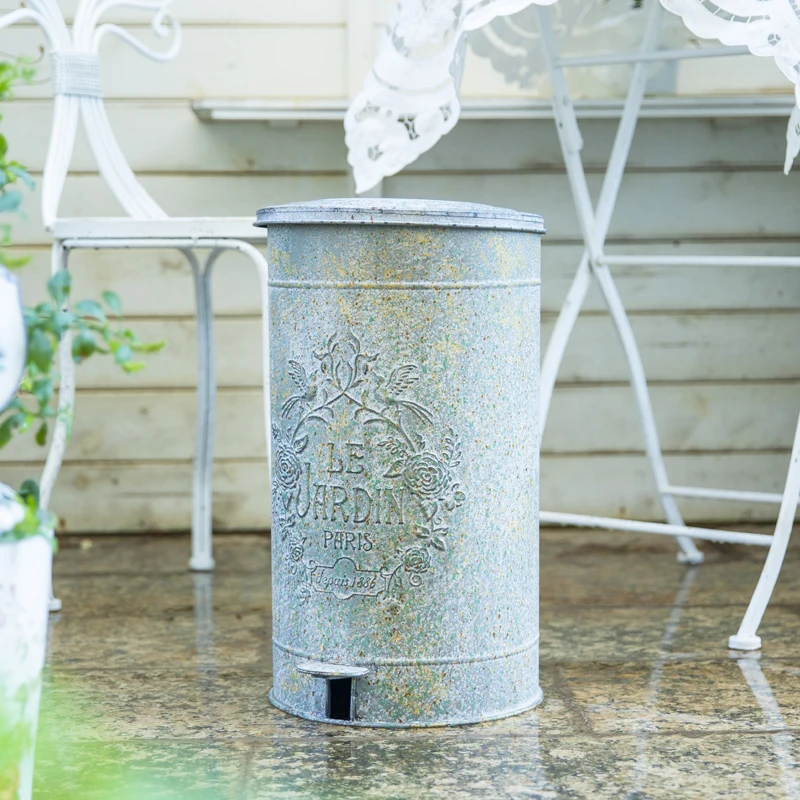 Vintage Garden Pedal Trash Can Iron Embossed Pedal Bin Outdoor Garbage Container Rustic Villa Courtyard Patio Durable Waste Bin