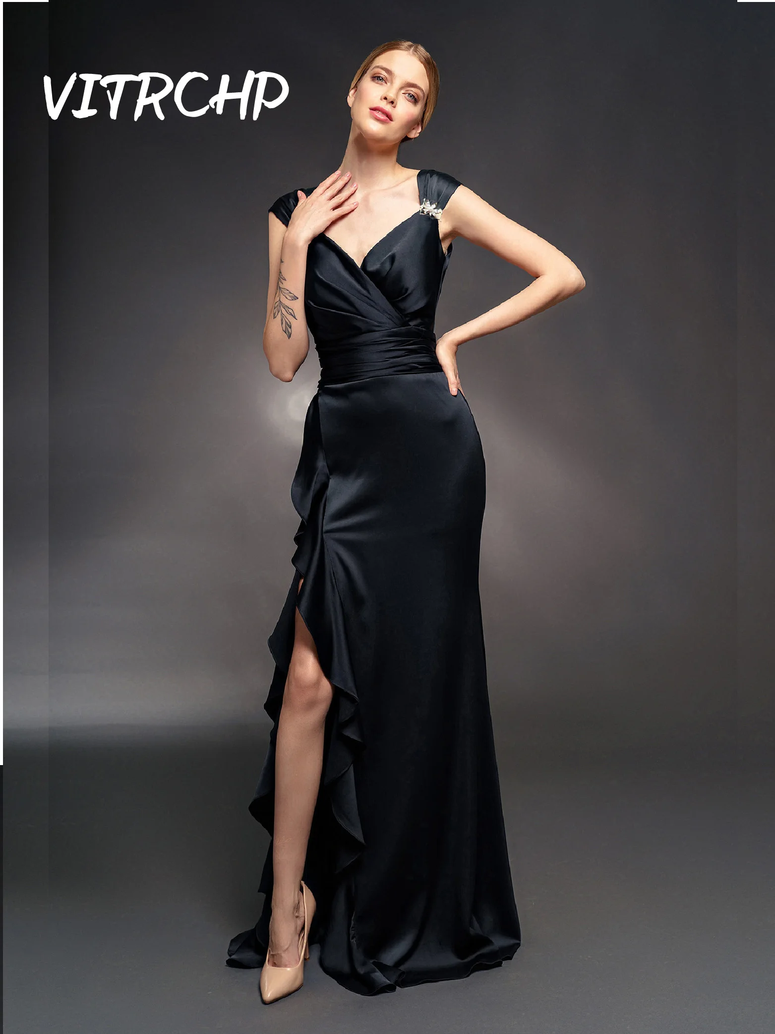 

2023 Black Satin Celebrity Dresses for Women Sexy V Neck Backless Ruffle Fold High Fork Prom Gown Elegant Vestido Estilo Sirena