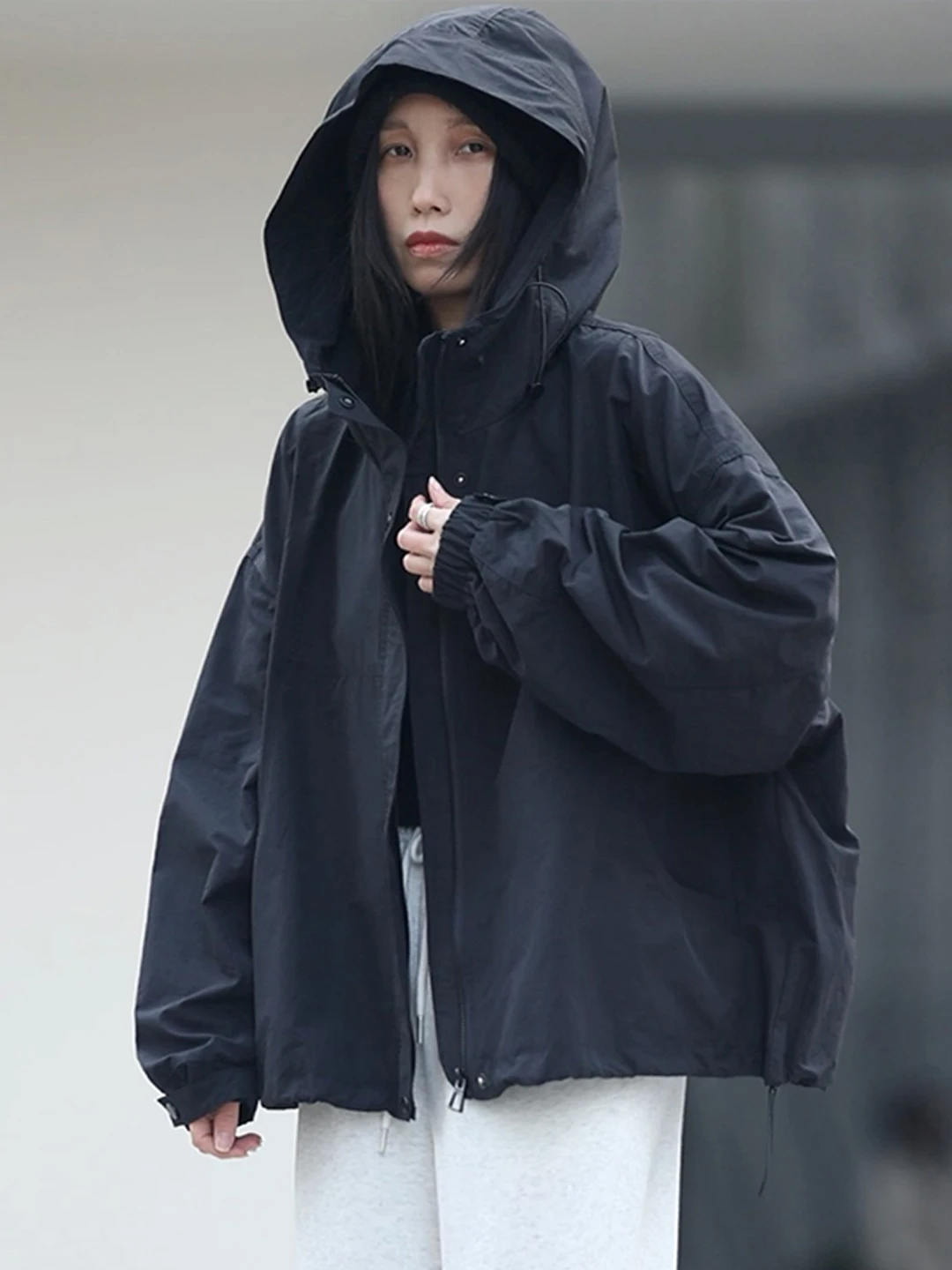 블랙 후드 숏 스포츠웨어 여성용 재킷 방풍 캐주얼 루즈핏 폴리에스터 섬유 긴팔 지퍼 클로저 솔리드 컬러