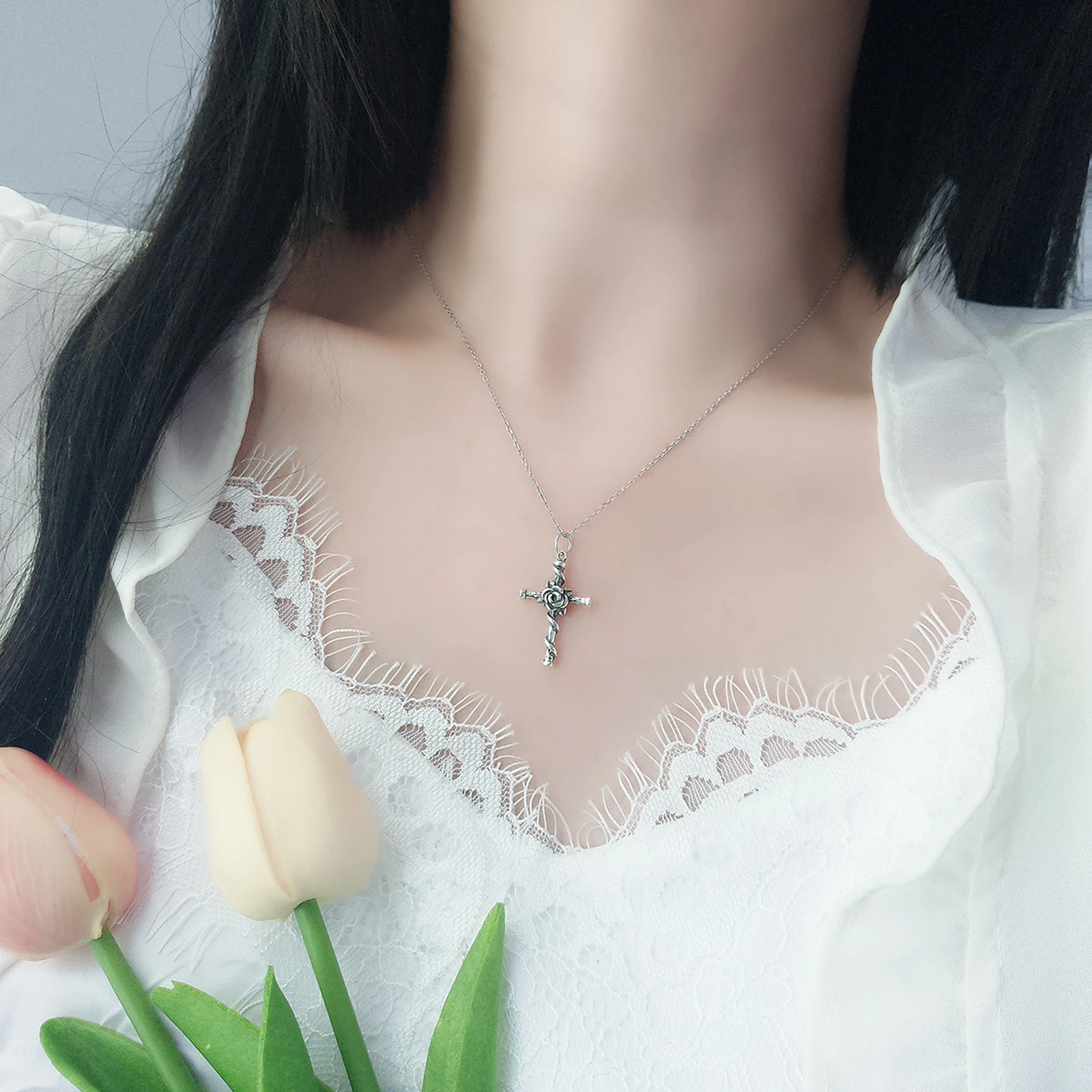 Niche temperament ladies 925 sterling silver retro rose cross pendant necklace versatile fresh clavicle chain