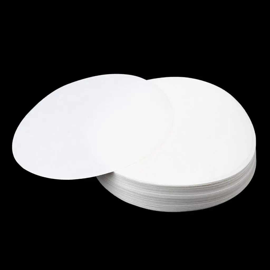 Gros plan sur un papier filtre qualitatif avec des gouttes d'eau, illustrant son utilisation pour la filtration en laboratoire ou en industrie alimentaire.