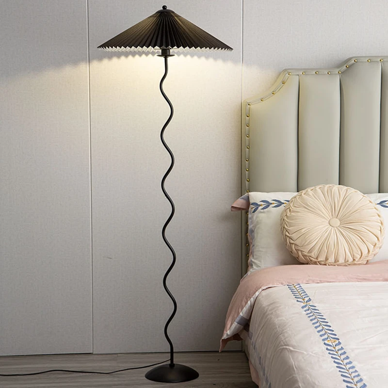 

Креативная плиссированная Напольная Лампа в скандинавском стиле, светодиодный светильник с зонтиком и подставкой, Угловое украшение для гостиной, прикроватные минималистичные напольные светильники