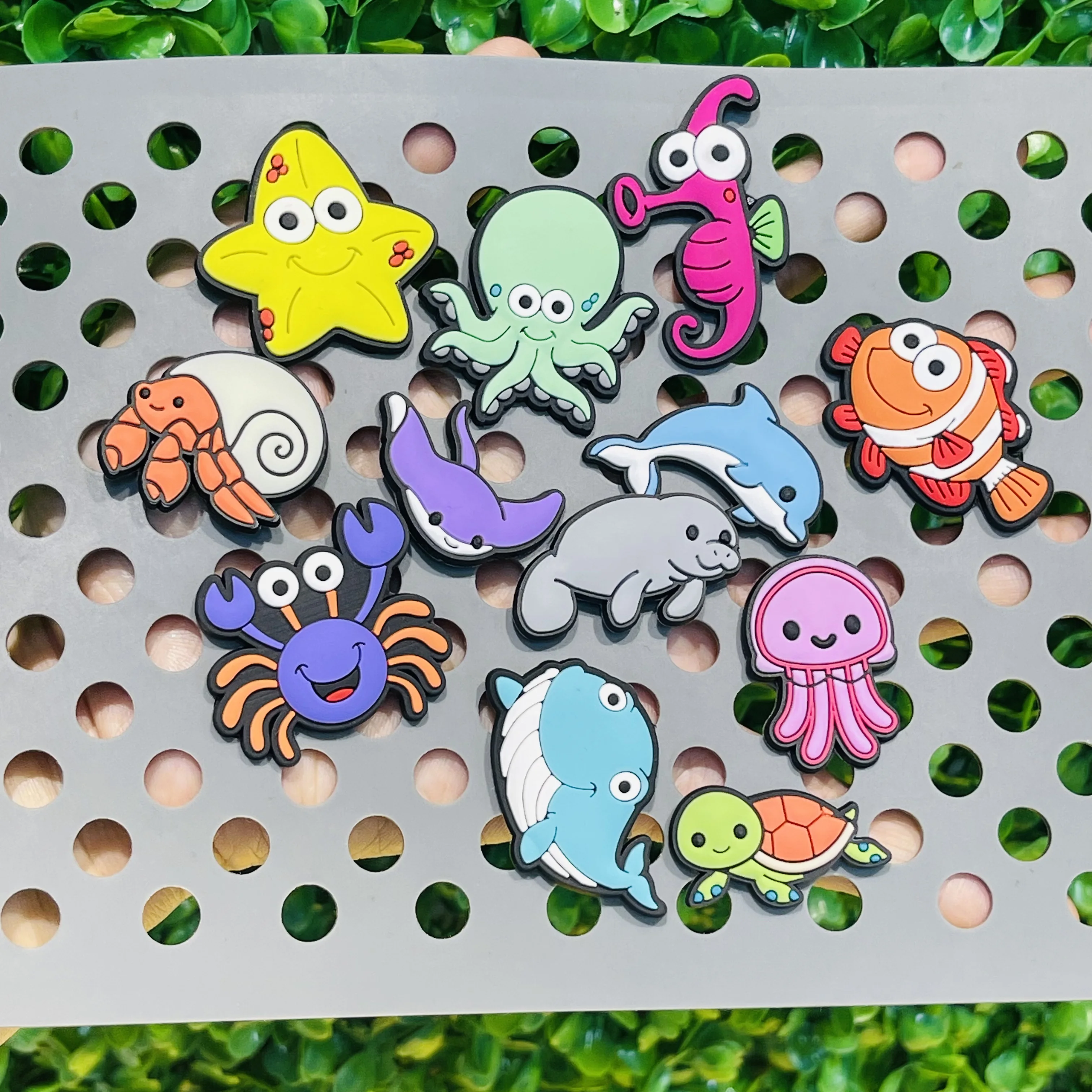 Neue 1-12 stücke Cartoon Tiefsee Fisch Turbot Einsiedlerkrebs Wal Seestern PVC Schuh Charms Sandalen Schuhe Dekoration pantoffel Zubehör
