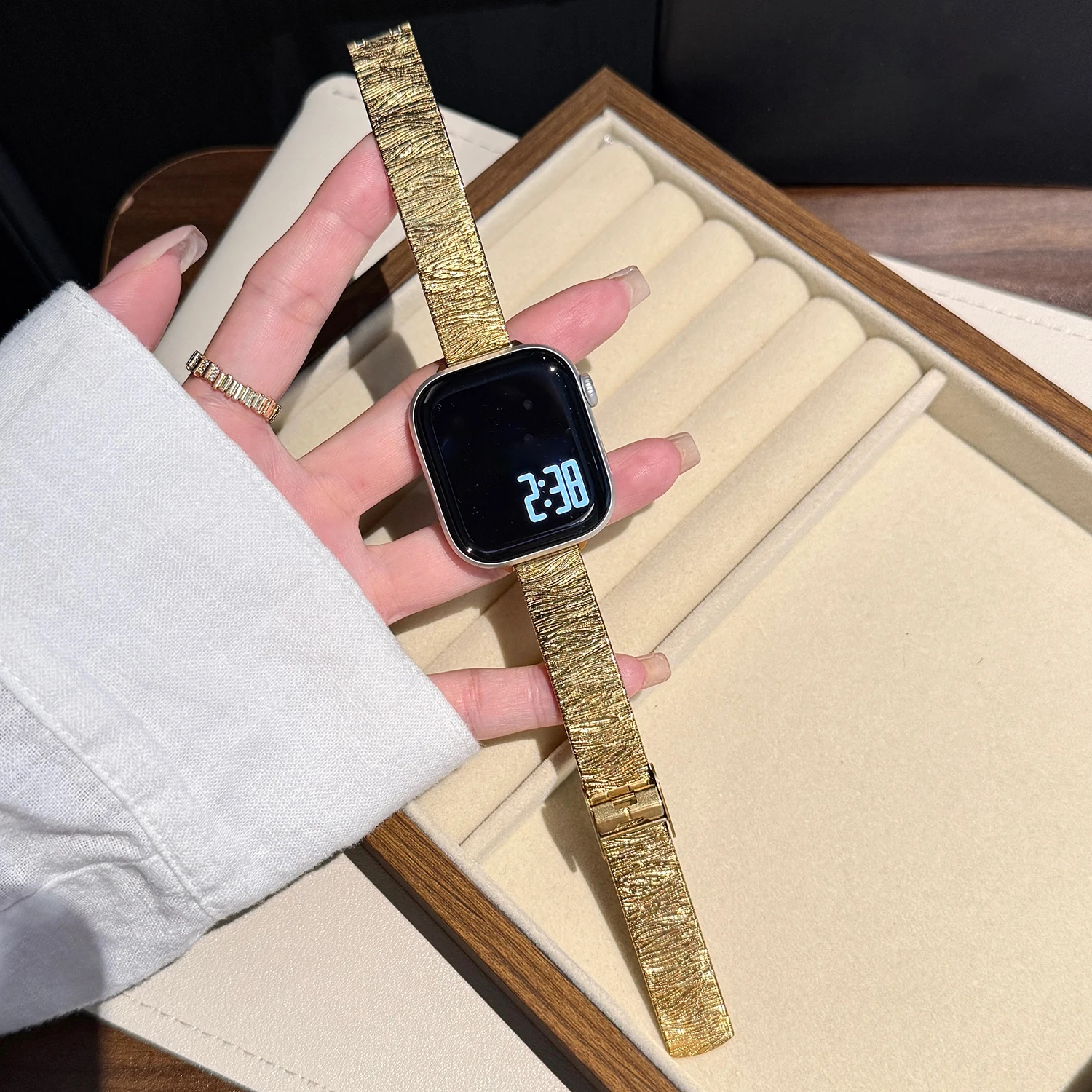 Niedriges, luxuriöses, gewelltes Edelstahlarmband für Apple Watch S10 42 mm 46 mm 45/44/41/40–38 mm Damenarmband für Armbänder der IWatch-Serie – Detail 17