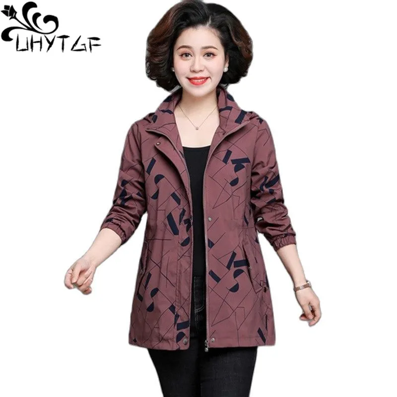 

UHYTGF Middle-Aged Women Spring Autumn Trench Coat Fashion Print Hooded Casual Female Outerwear Thin Loose Size Windbreaker 1954