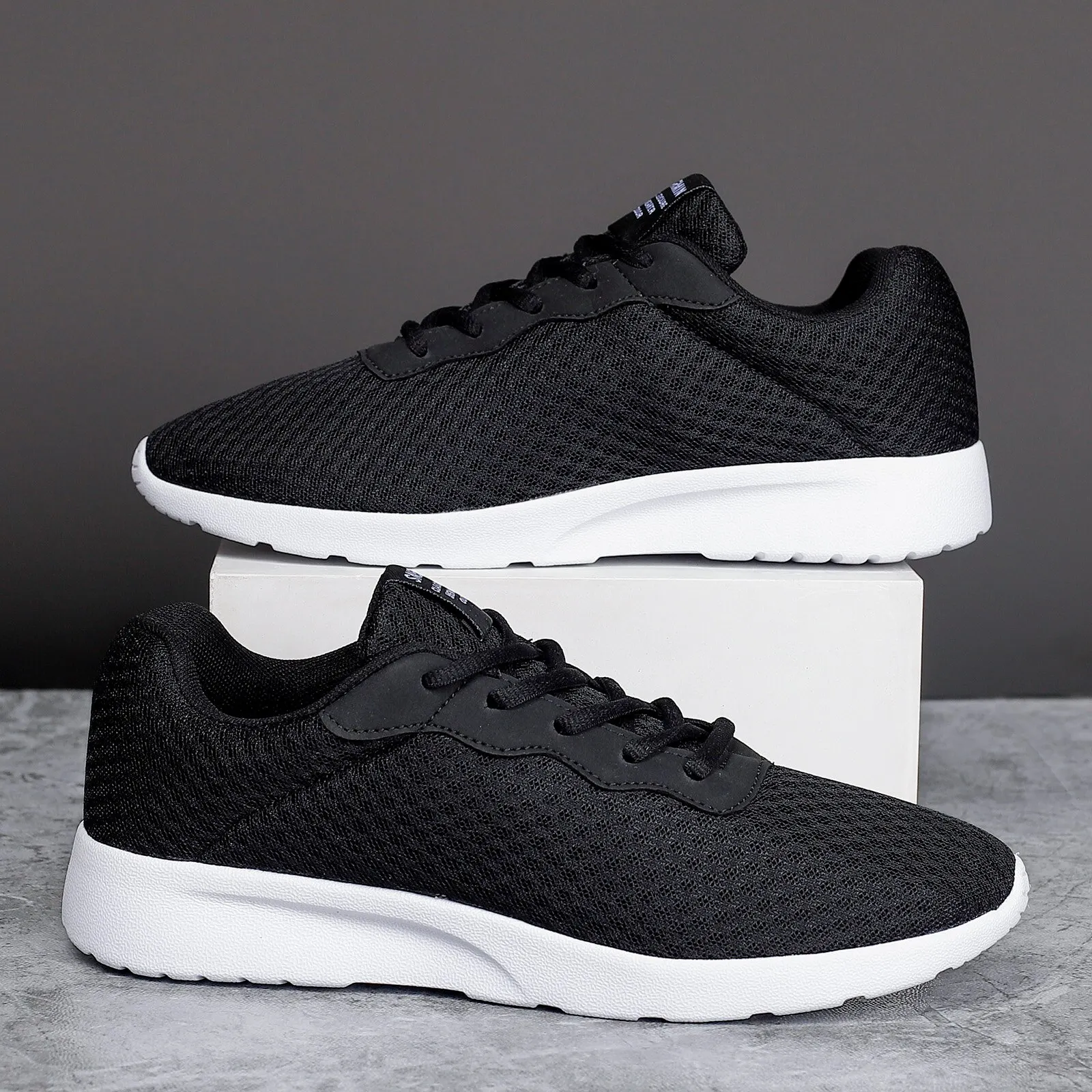 أحذية رياضية مريحة للتنفس للمشي للرجال خفيفة الوزن