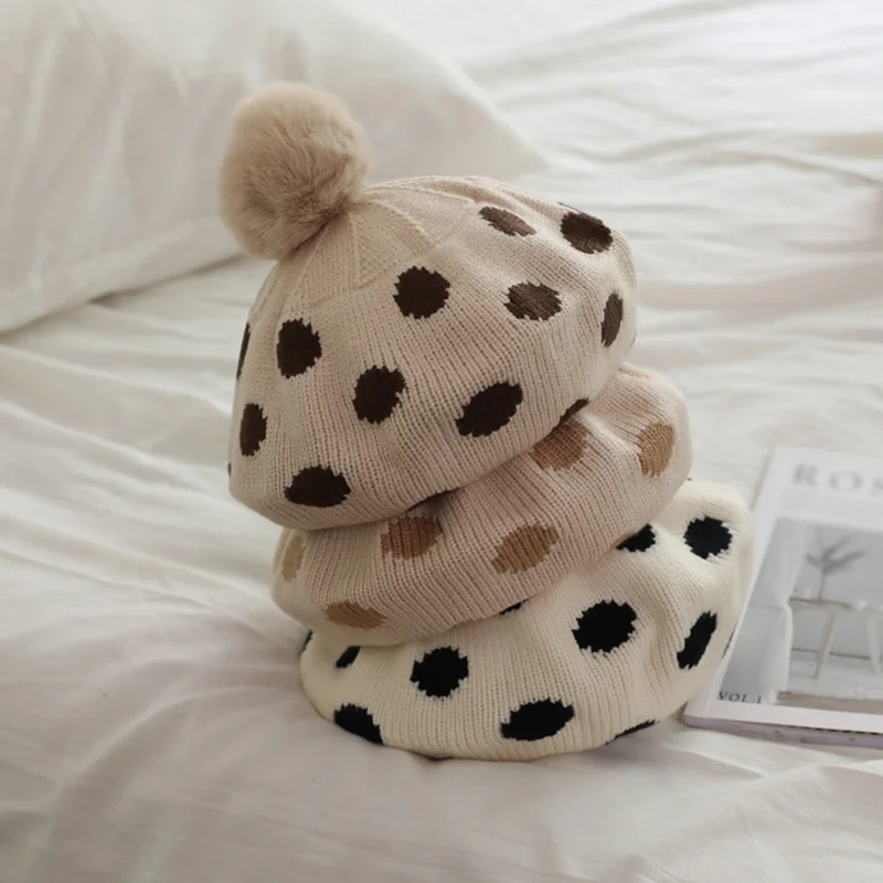 

Вязаный берет с плюшевым шариком, детские шапки, осенне-зимние аксессуары в горошек, вязаная шапка художника для девочек, детская шапочка