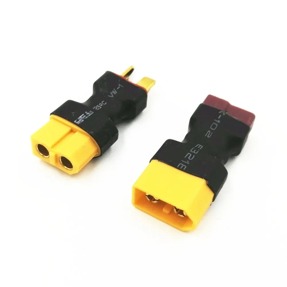 Gros plan sur le connecteur XT60 mâle de l'adaptateur RC vers prise T Deans, avec détails des broches