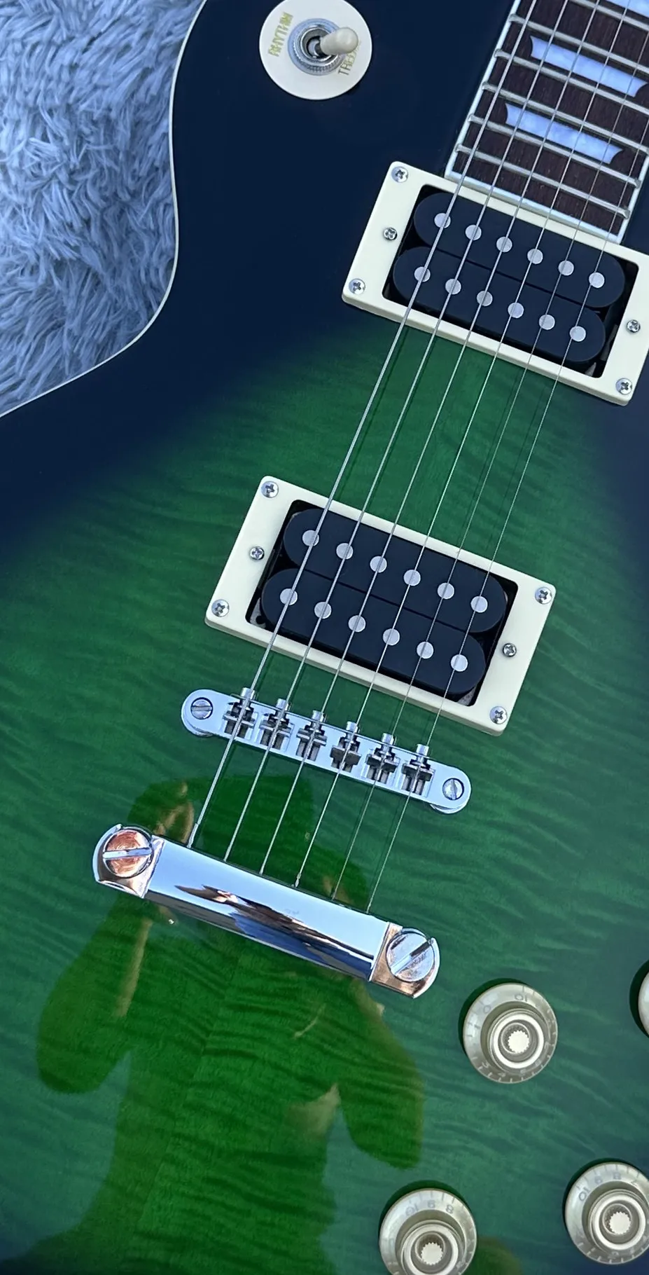 

Standard electric guitar, python green tiger pattern gradient color, signed, green retro tuner, lightning package