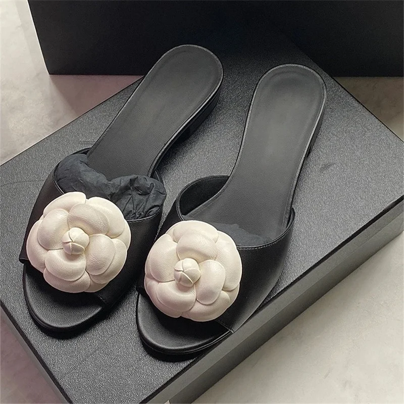 White Camellia Flat Slippers for Women Designer Brand Design Casual Comfortable Flat Bottomed Half Slippers Classic Sandals