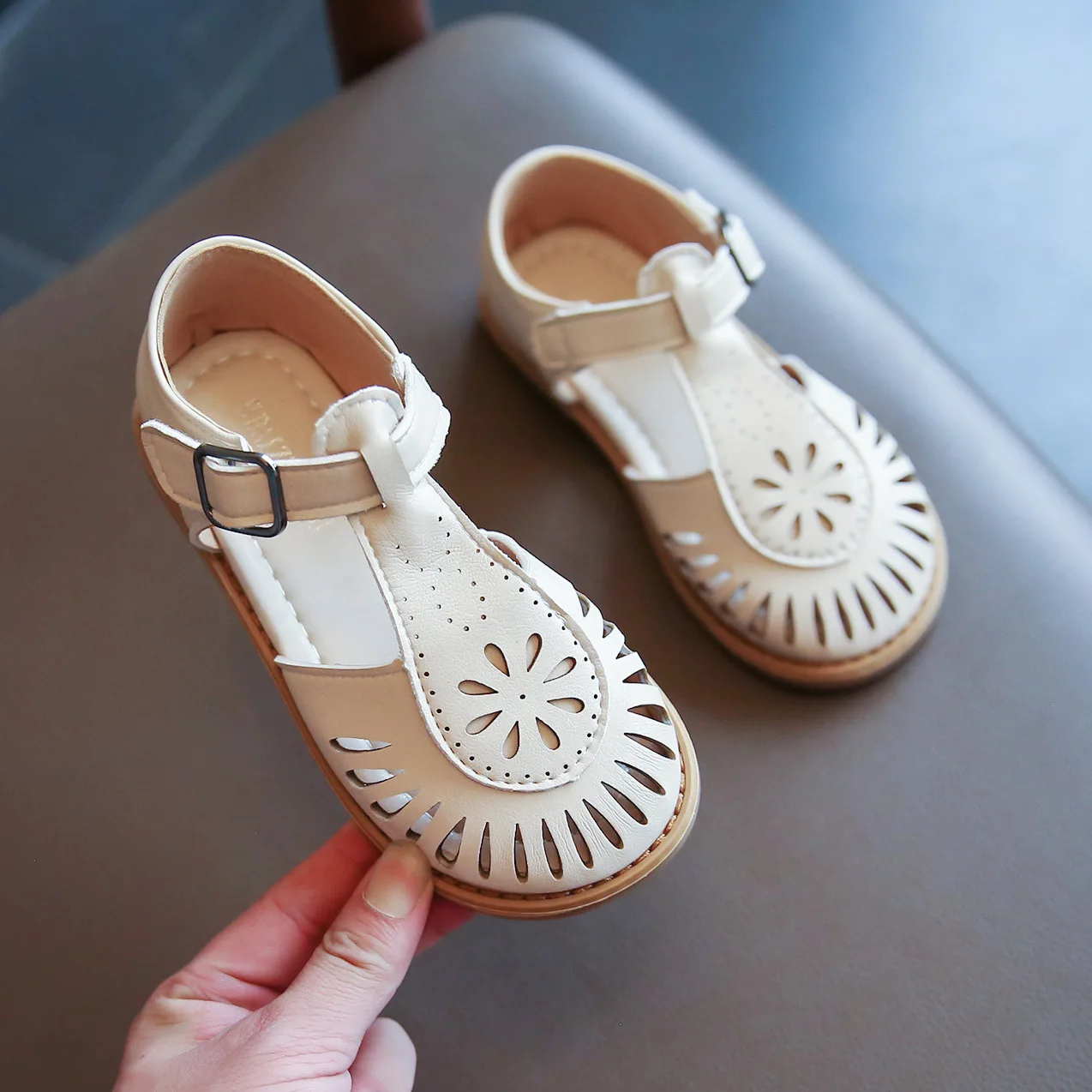 Children Sandals Kids Shoes Kids Sandals Beach Shoes Girls Sandals Children's Hollow Soft Sole Shoes Carved Fashion Princess Shoes Beach Cut-outs Princess