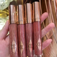 Fond de teint Charlotte Tilbury avec acide hyaluronique, couvrance moyenne, effet rosé, gloss à lèvres infusé au collagène, effet repulpant et brillant, maquillage avec boîte 4
