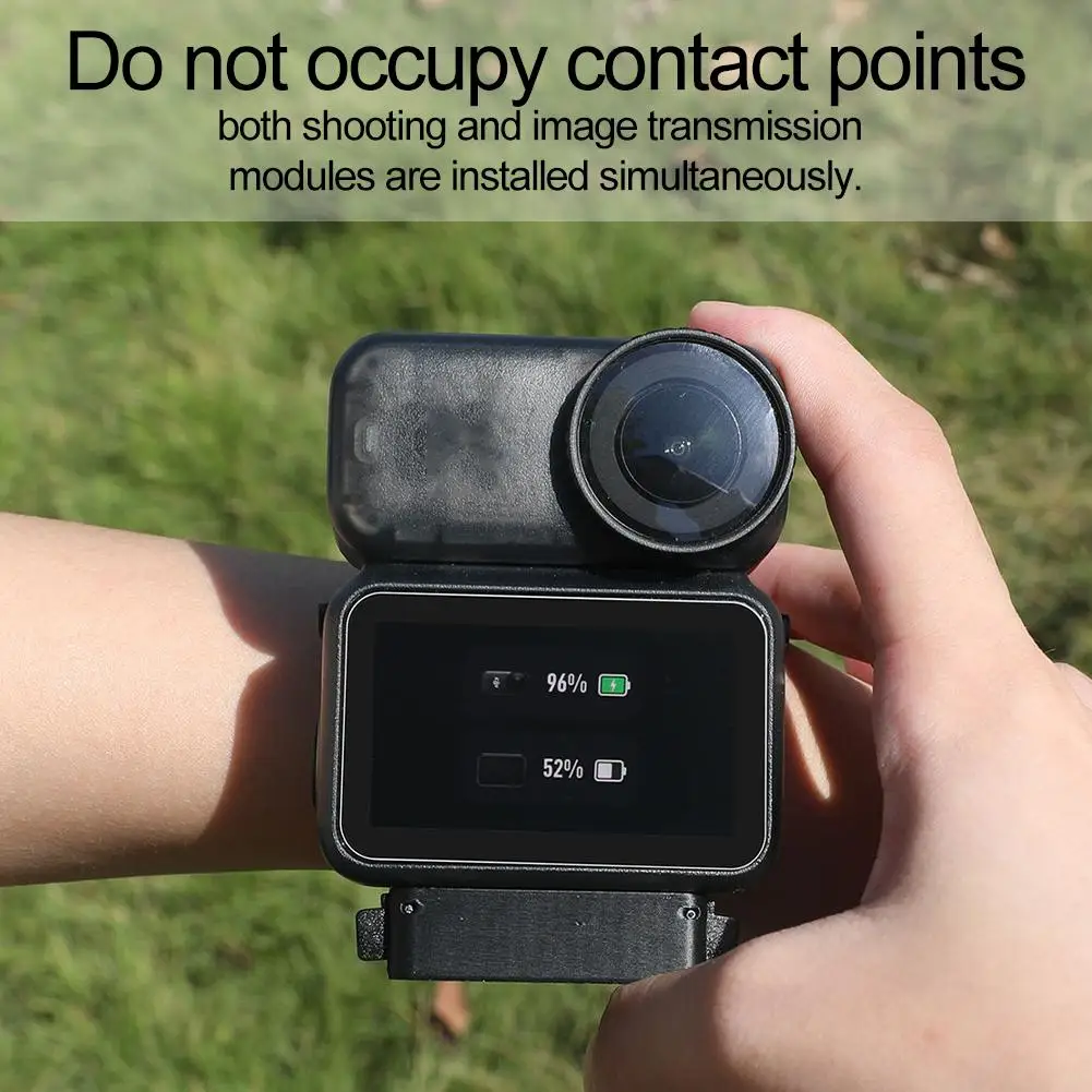 Bracelet de poignet pour DJI Osmo Nano attaché à une caméra, illustrant la surveillance en temps réel via l'écran tactile.