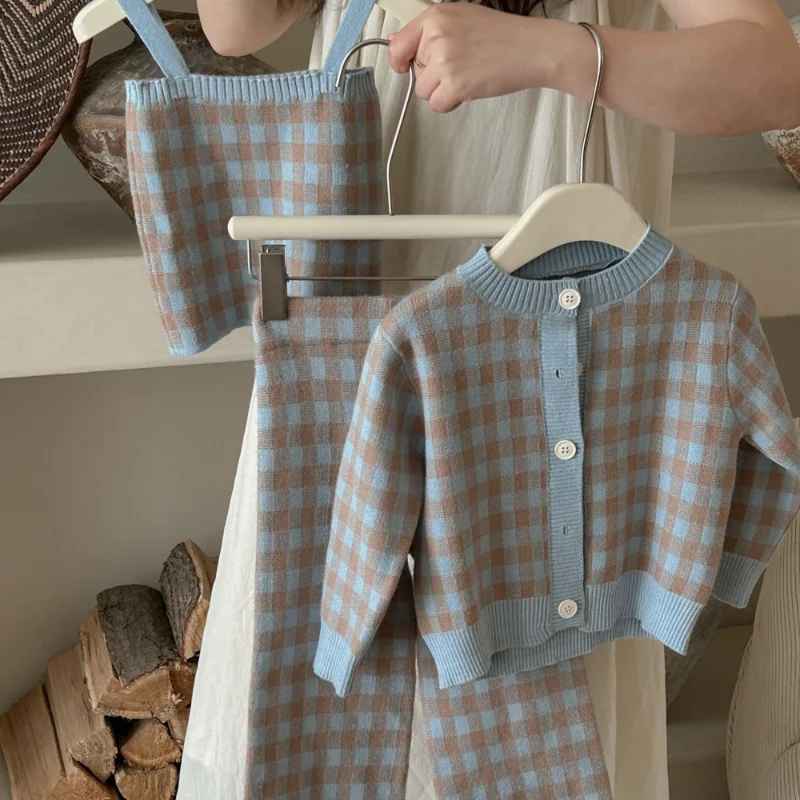 

Детский комплект, Новинка осени 2023, Модный милый синий клетчатый свитер для девочек в Корейском стиле, кардиган, жилет и брюки, комплект из трех предметов