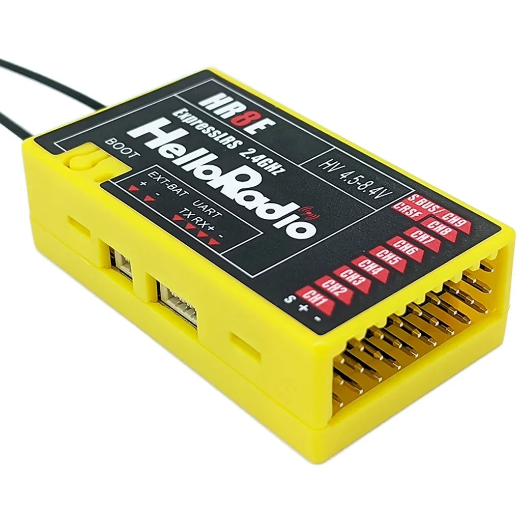 Récepteur PWM ELRS 2.4GHz HR8E 9CH en main, échelle visible avec connecteurs et puce