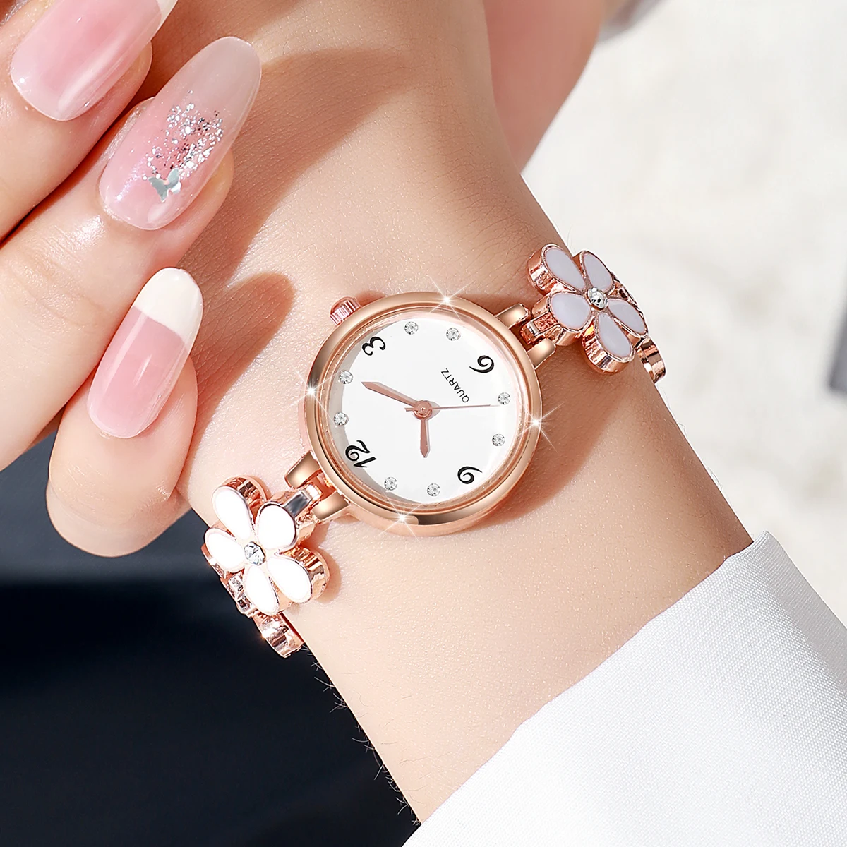 Trendy New Women's Watch Set Romantic Simple Digital Dial Lightweight Bracelet Watch Set (Box Not Included))