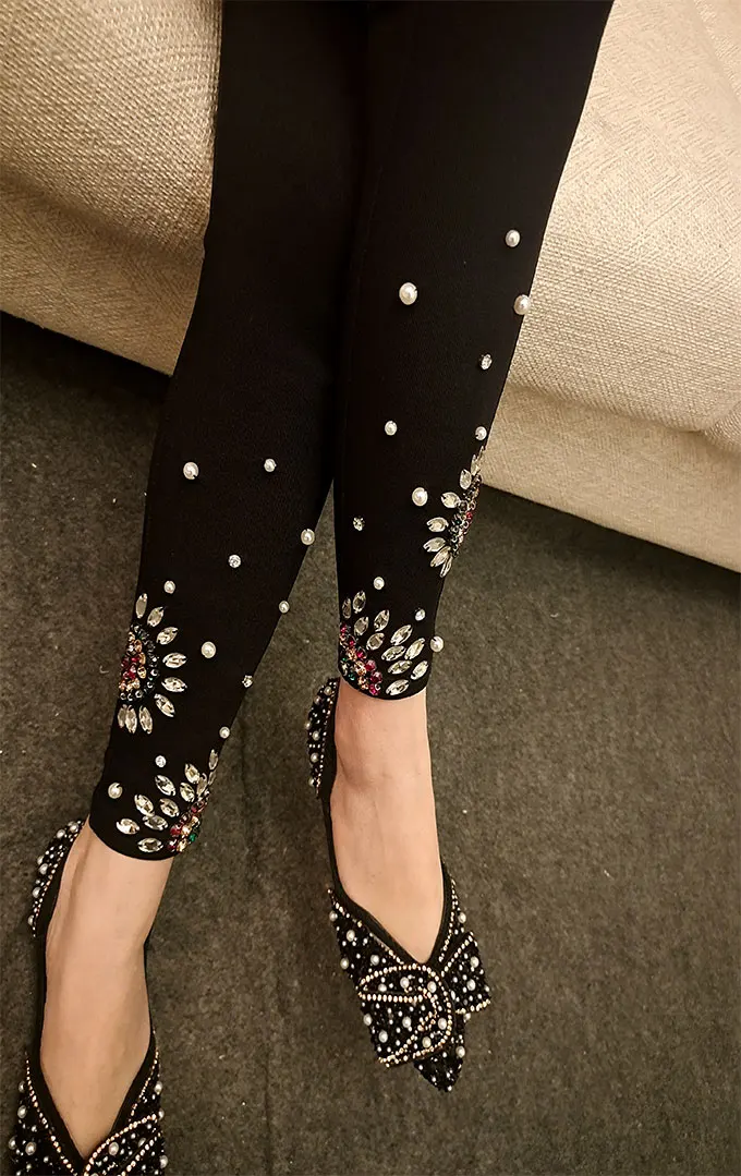 perneiras pretas, calça de strass pérola cortada,