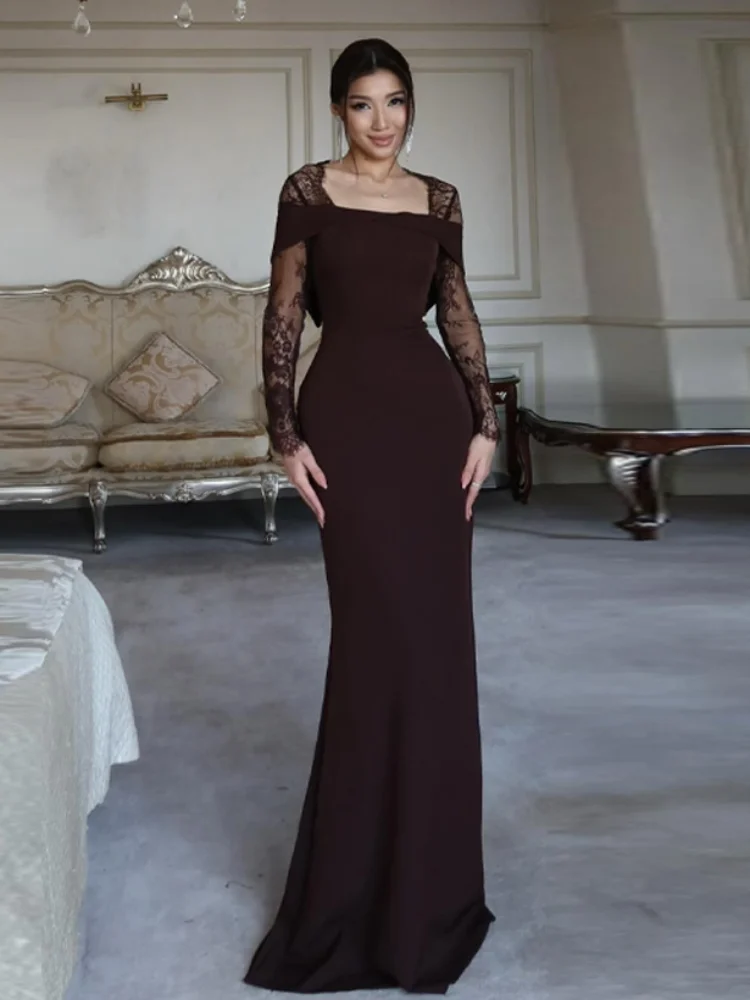 فستان بني طويل بتفاصيل دانتيل وظهر مفتوح