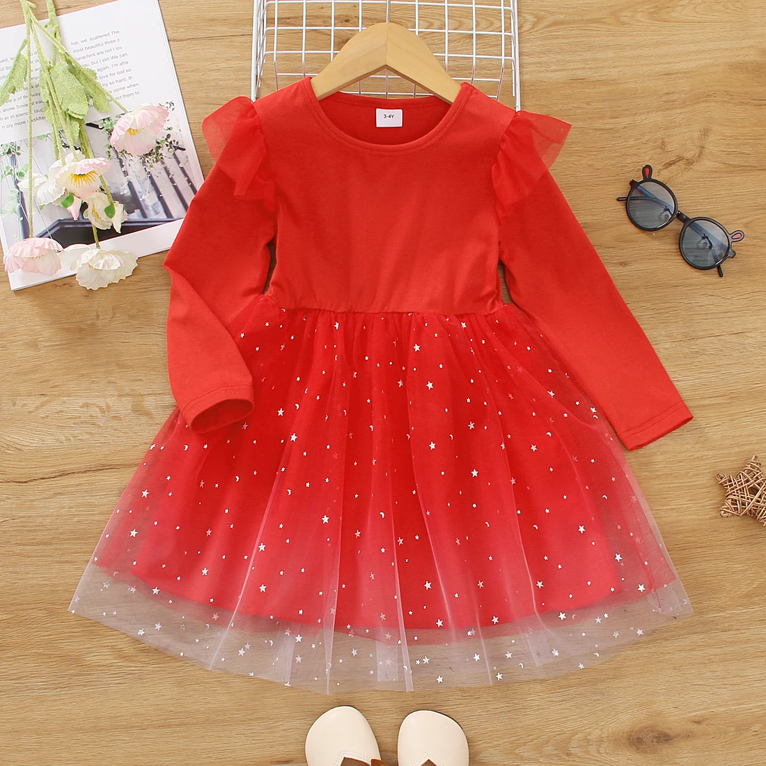 thumbnail image 1 of Vestido rojo con diseño de estrellas navideñas y purpurina para niña pequeña, 1 of 5