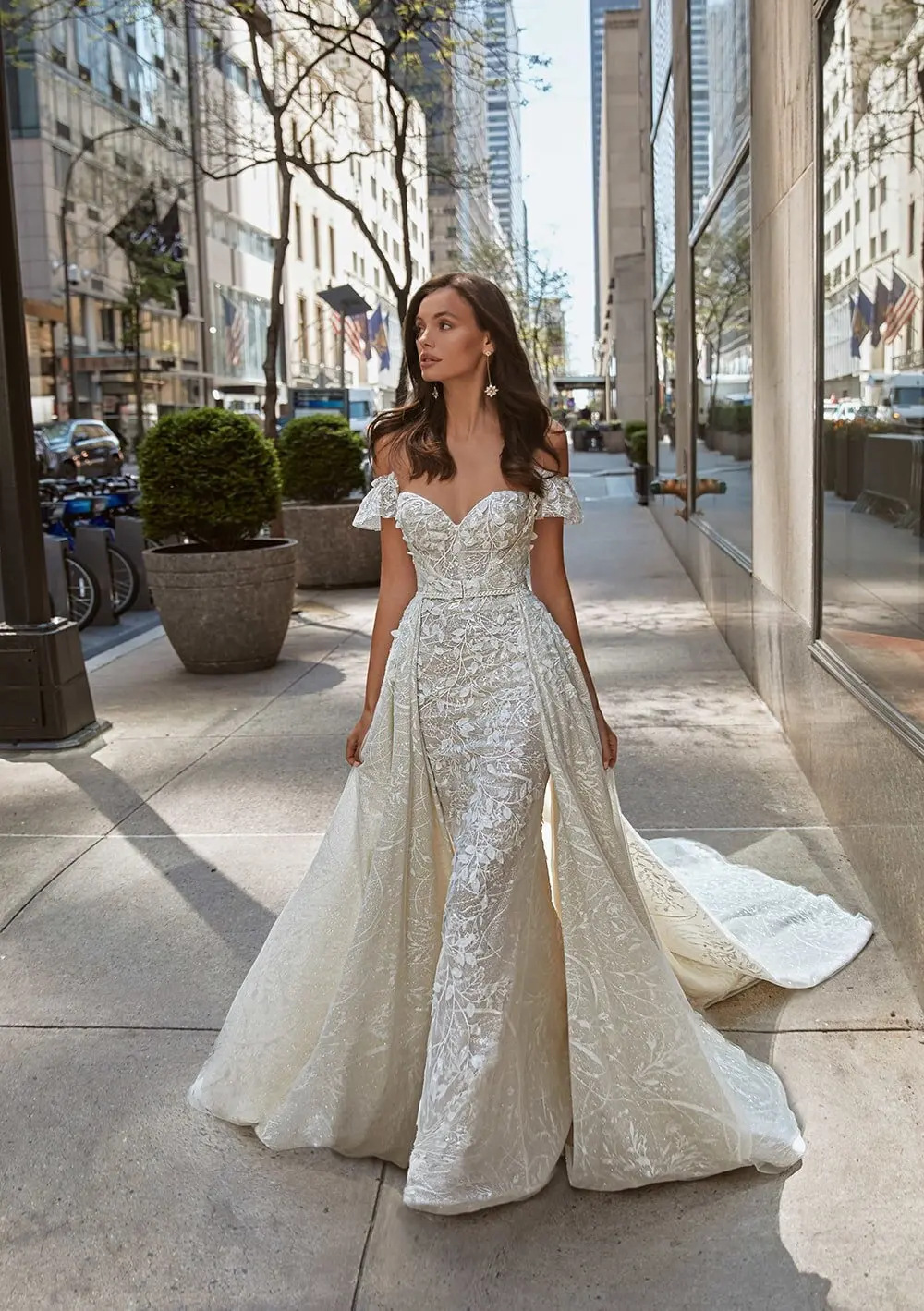 

Luxury Cape 3d Lace Mermaid Wedding Dress Sparkly Detachable Train Strapless Lowered Shoulders Sheath Floral Bridal Gown Robe