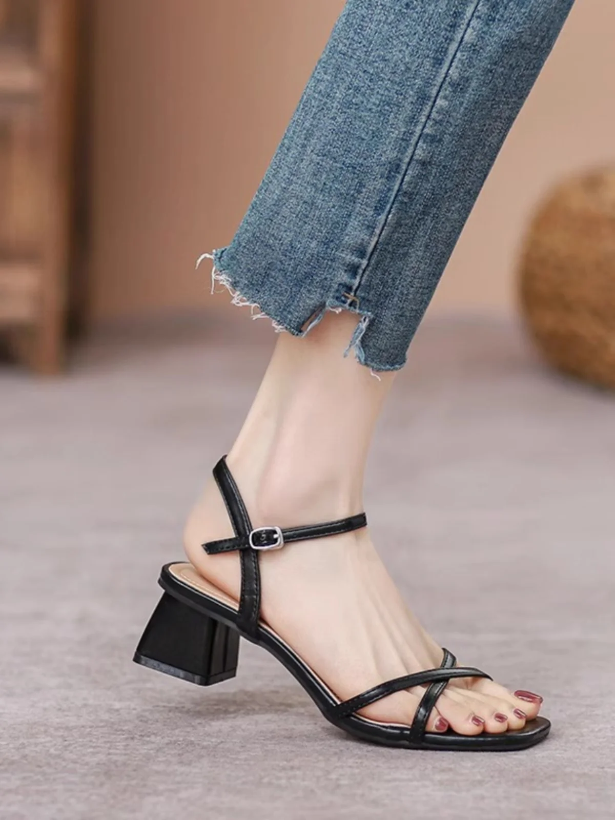 صندل نسائي أنيق بحزام رفيع
