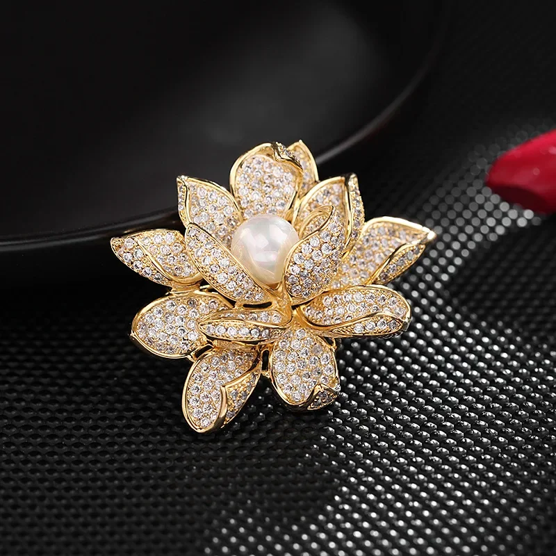 

Luxury 3D Gold Lotus Flower Shiny Brooch Zircon Wedding Jewelry Women's Crystal Pearl Brooches Badge Lapel Pins for Palestine