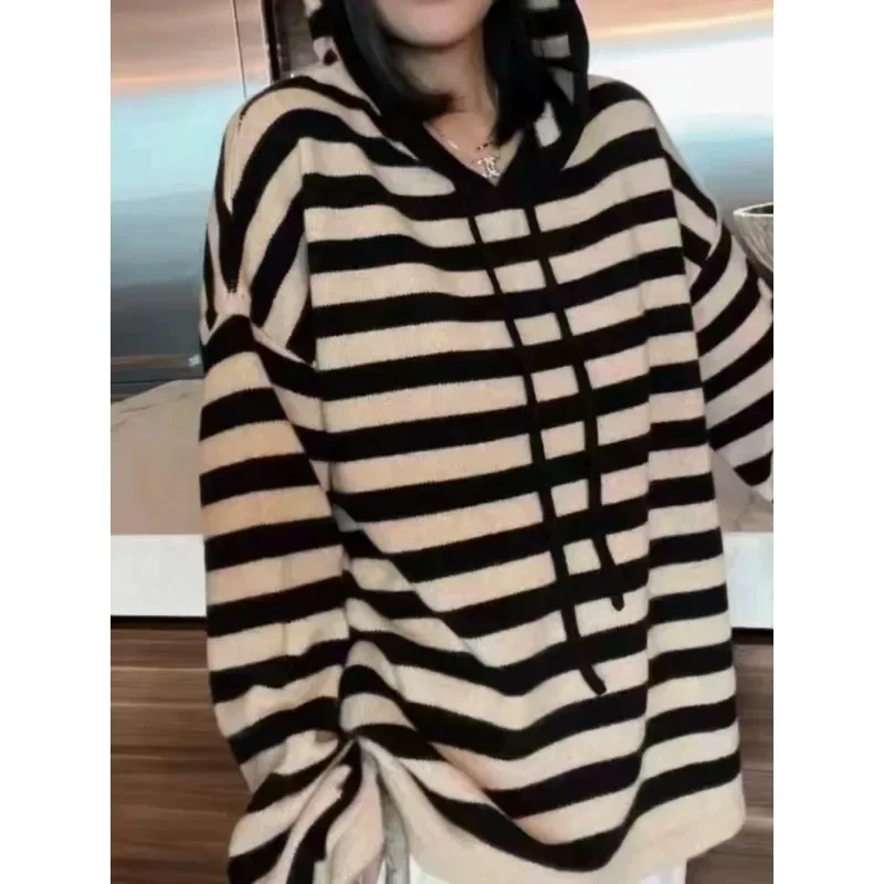 Рисунок 2 - Пуловер женский вязаный с капюшоном