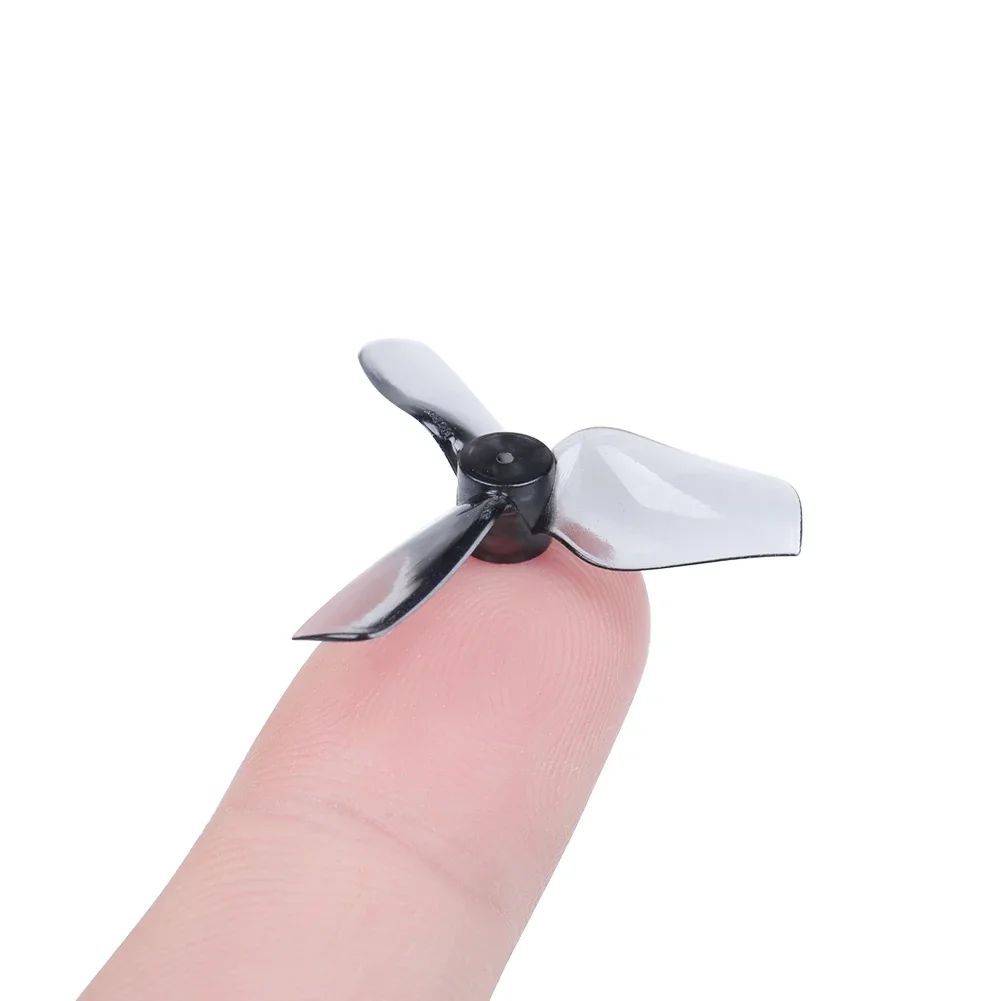 Hélices de rechange pour drone FPV micro en gris, vues de dessus avec un angle.