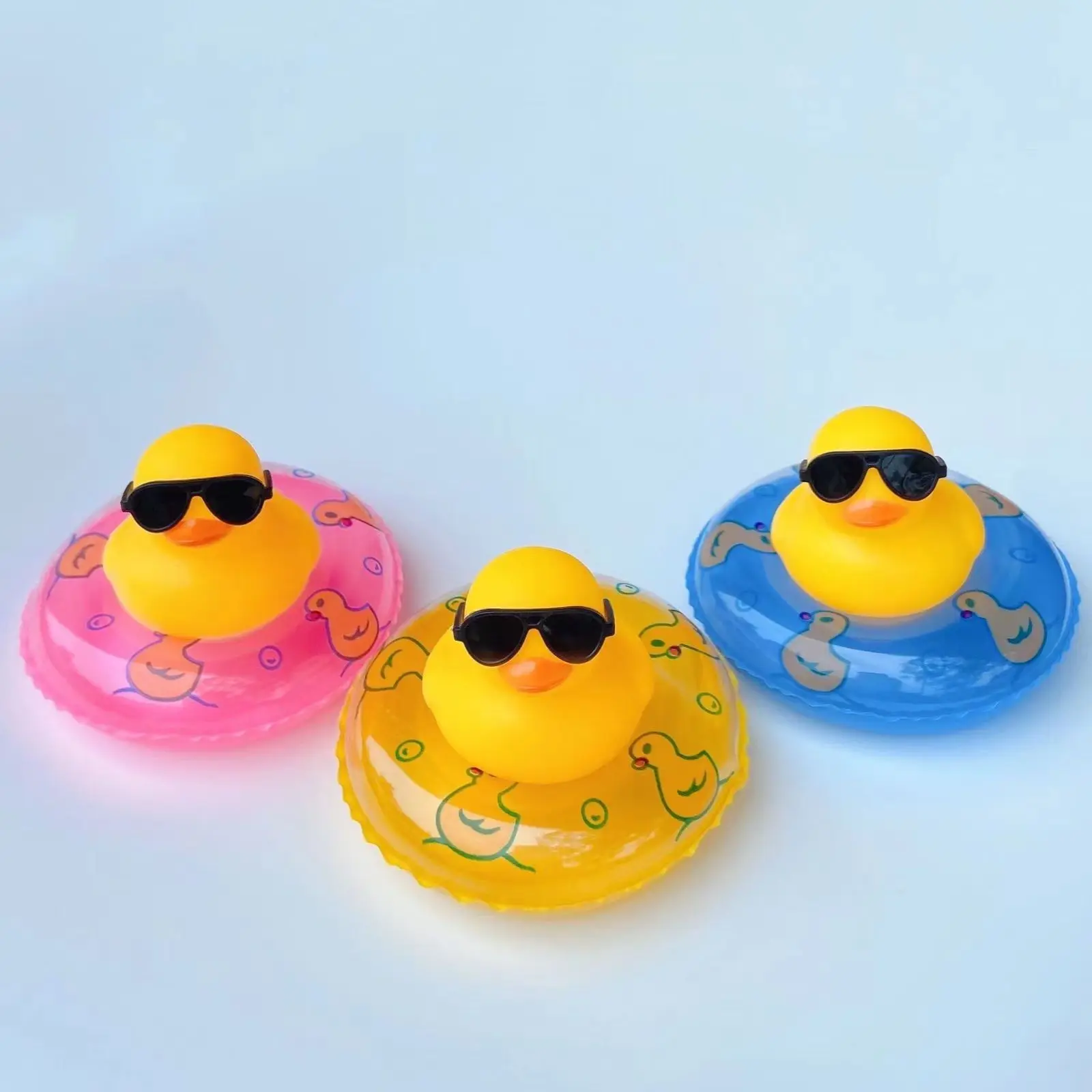 Pratvider Paperella di Gomma per Auto  Rubber Duck Toys Ornamenti per Auto  - Decorazioni per cruscotto Automatico con Cappello da Sole con Collana,  Accessori per Decorazioni per Auto per cruscotto 