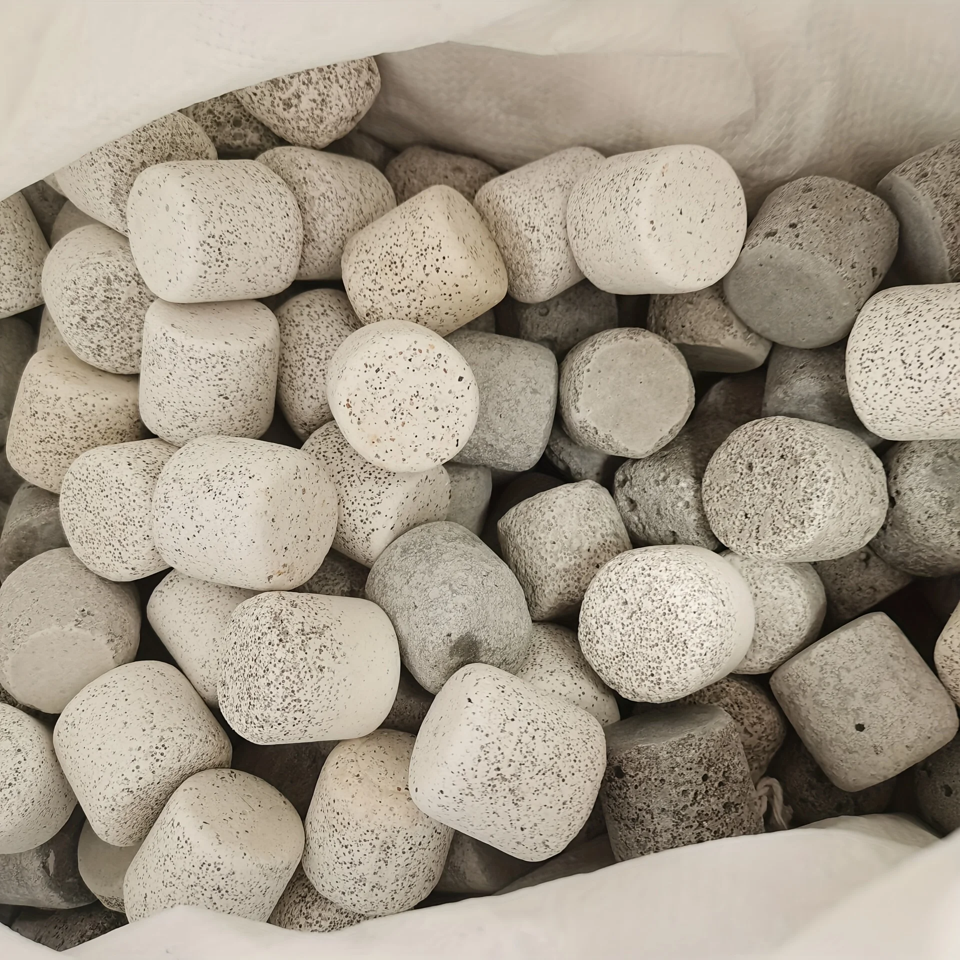 500g artificial pumice jeans stir fried with snowflakes, worn with water, and pumice good wear resistance