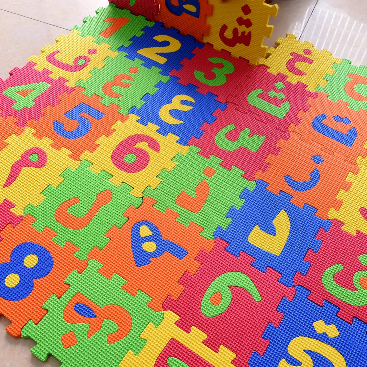 Puzzle Variopinto Di Alfabeto Della Schiuma. Immagine Stock - Immagine - Foto 9