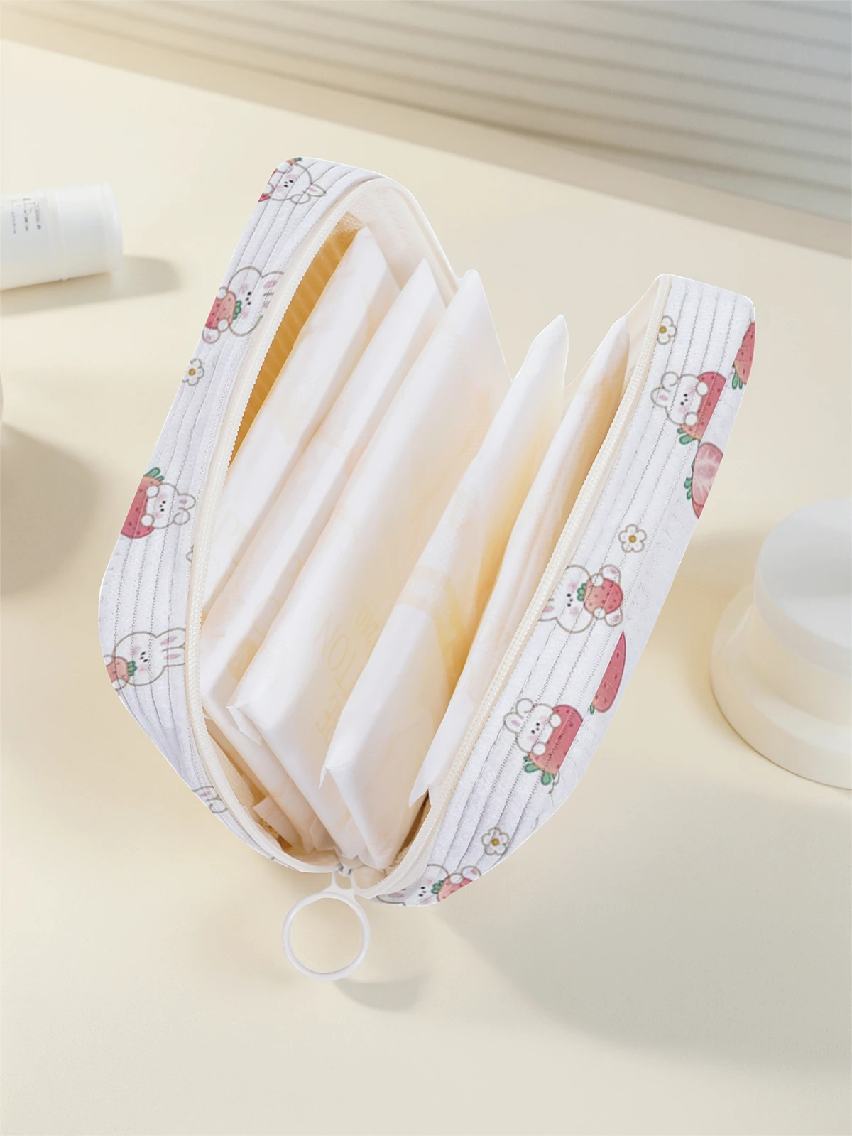 Strawberry pattern printed sanitary napkin storage bag, women's lightweight tissue bag, sanitary tissue bag