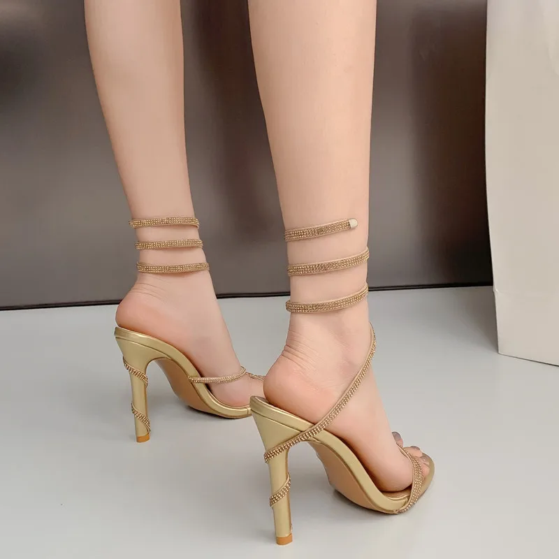 Sandalias de lujo con forma de serpiente de cristal en espiral