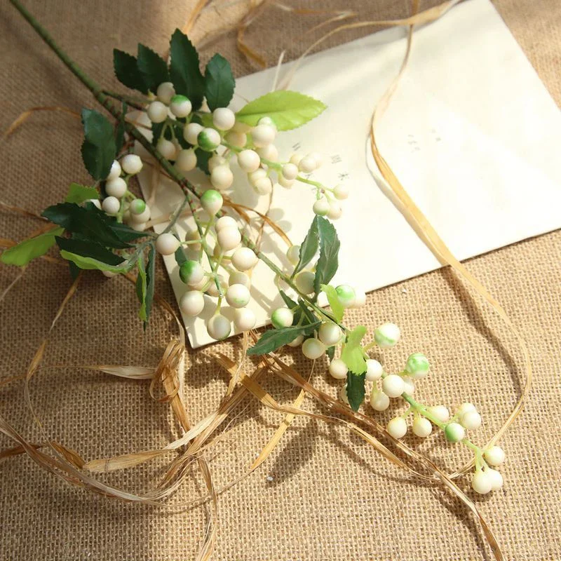thumbnail image 1 of Rama de bayas artificiales, flores falsas de plástico, hojas, bayas decorativas, plantas de bayas rojas para decoración de Navidad y Año Nuevo, 1 of 5