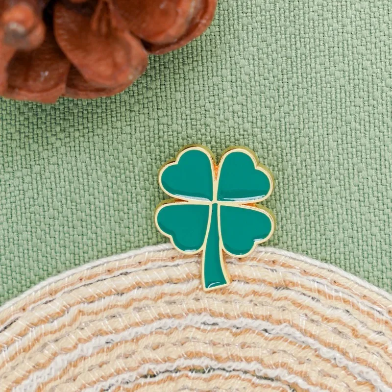 Four-leaf clover brooch alloy badge green plant buckle pin clothing bag