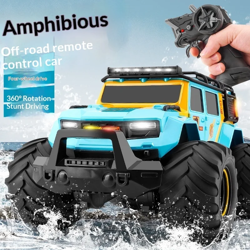 Enfant jouant avec un bateau RC militaire 35cm, télécommande en main, souriant