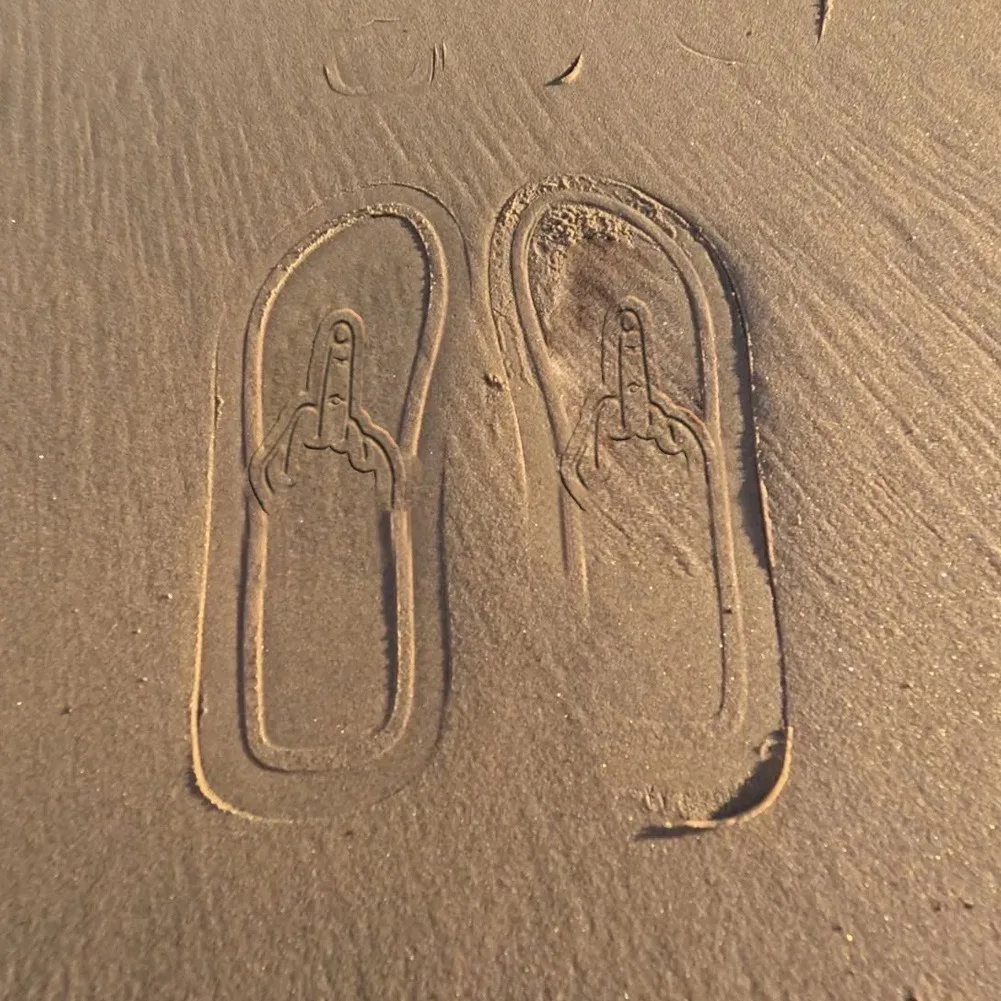 Quick- Dry Hidden Middle Finger Slippers Figure with Legs Flip Flops Parody Middle Finger Beach Summer Comfort Non Slip Sandal