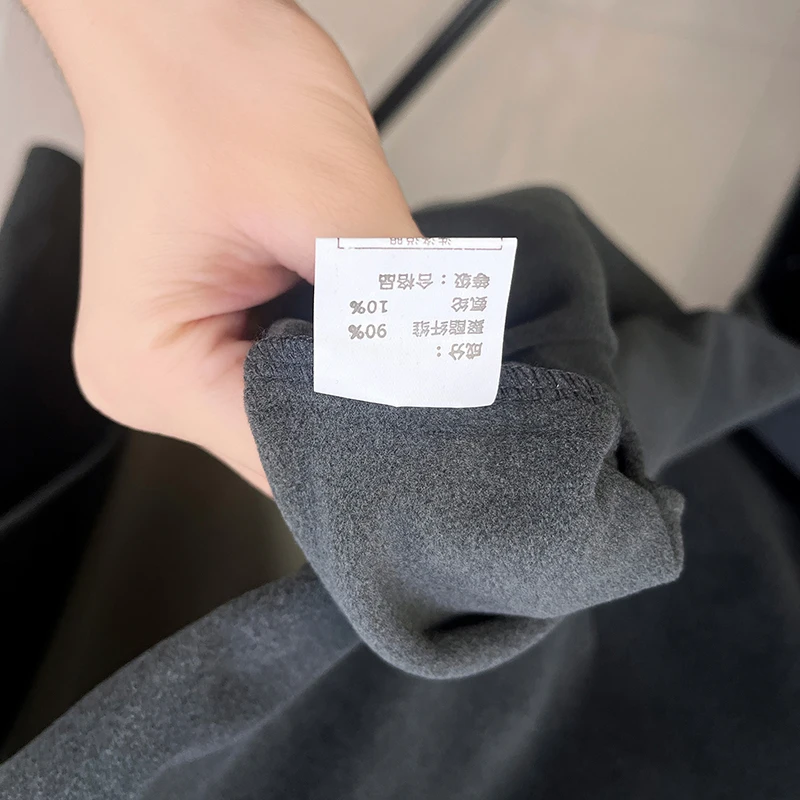 Hochwertiges Neues Herren-Langarmshirt mit Halbreißverschluss, Stehkragen und Schriftzug, Frühlings-Bestseller, Langarm-Trend, Freizeitkleidung für Männer – Detail 4
