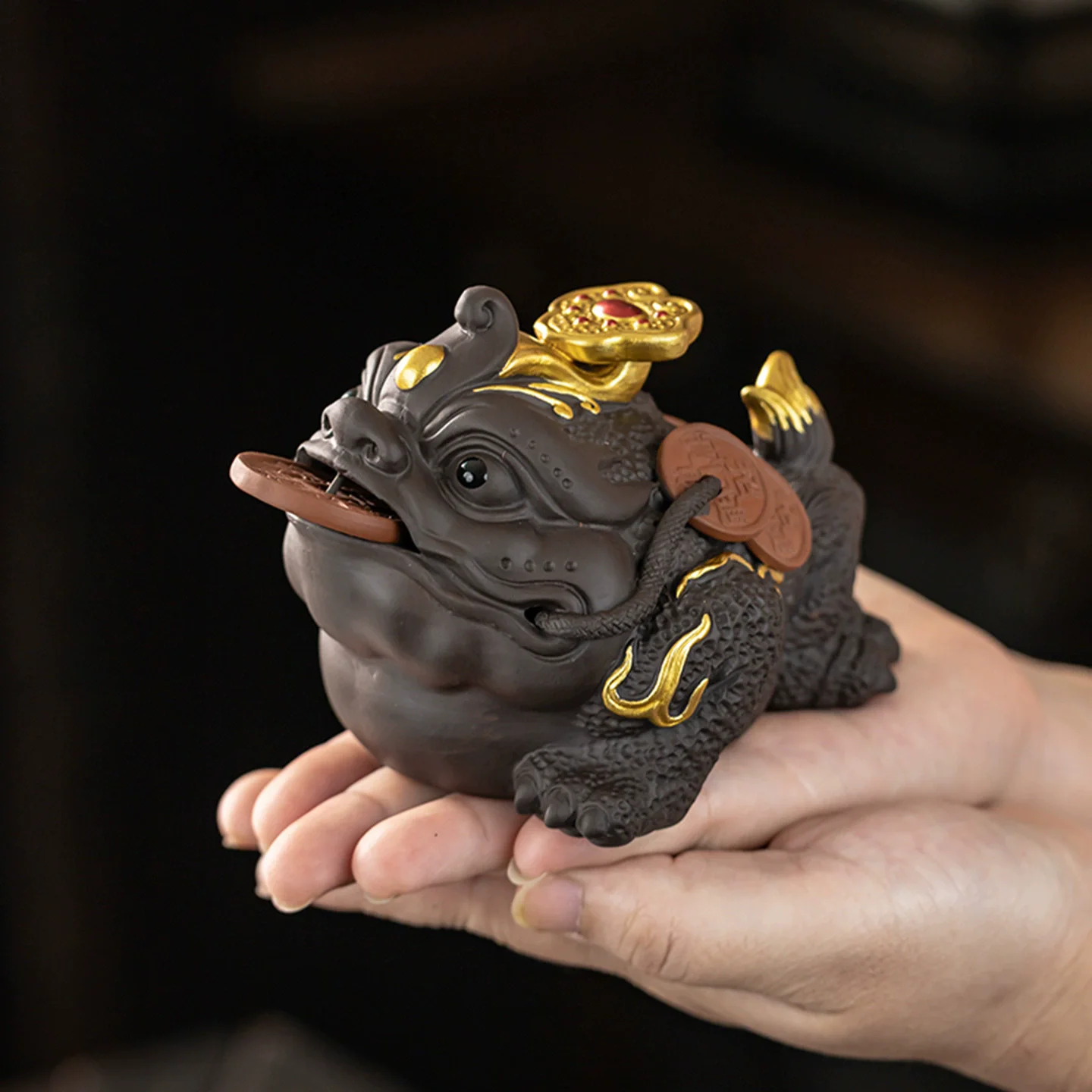 Fortune Golden Frog Toad Tea Pet, High-End Yixing Zisha Clay Raiseable Money Toad Figurine for Wealth & Prosperity, Tea Table De