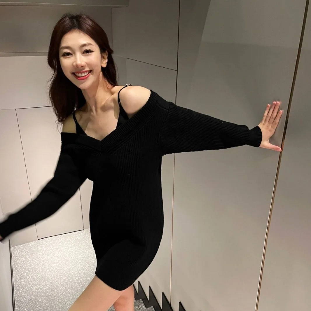 

2023 Autumn And Winter Light Luxury Black Off Shoulder Lazy Sweet Spicy Sweater With Hanging Strap Splice Dress