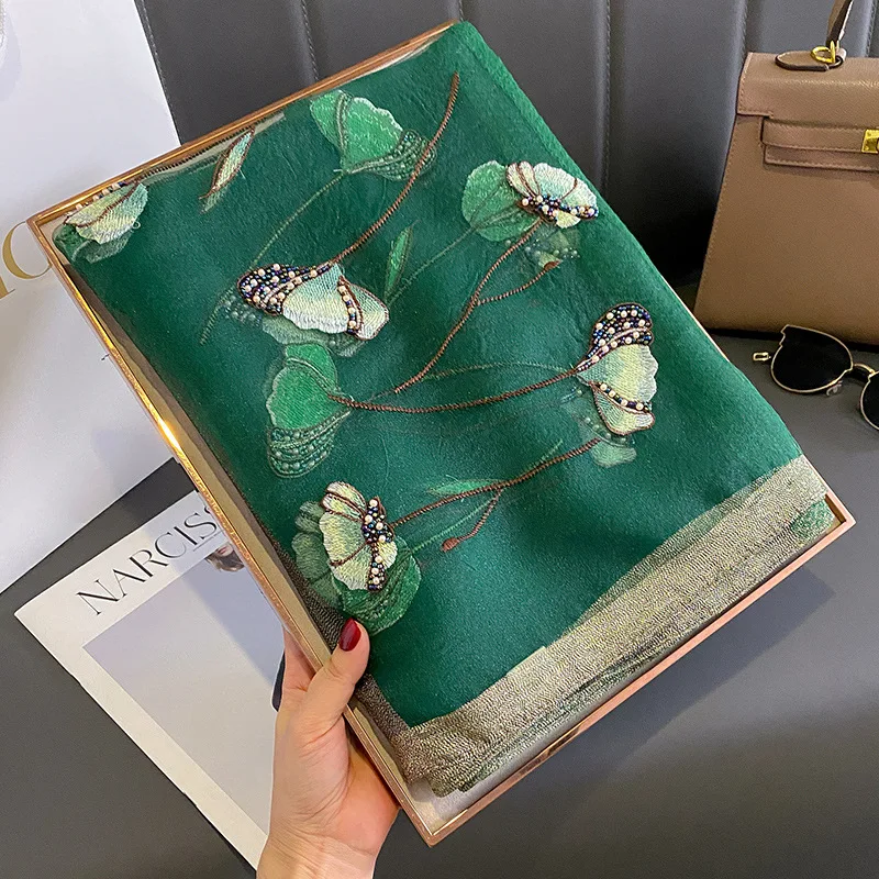 Sciarpa misto lana e seta semi trasparente con tulipani e perline per mezze stagioni (90*180cm) 73 Sciarpa misto lana e seta semi trasparente con tulipani e perline per mezze stagioni (90*180cm) - immagine 33