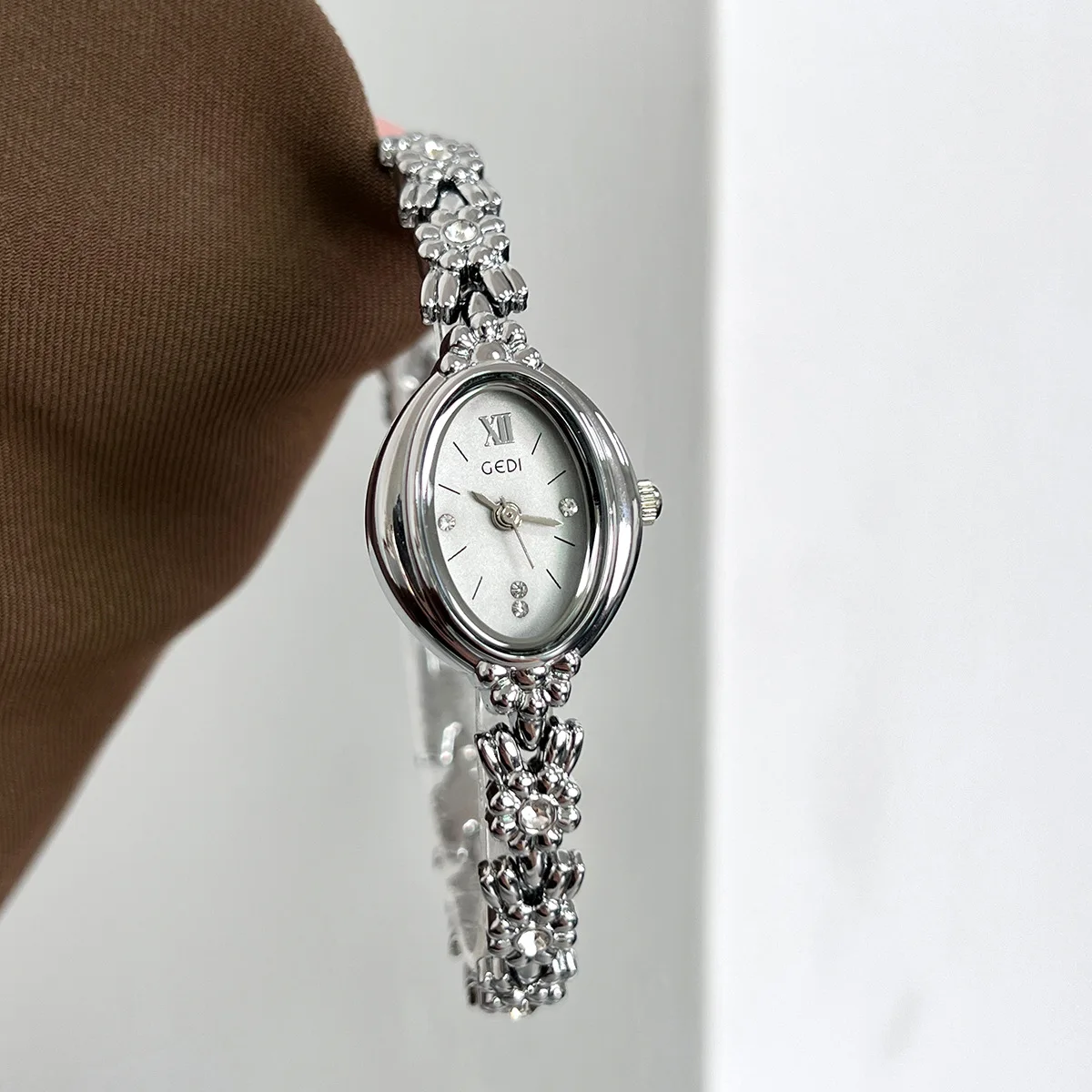 Ladies' Light Luxury Retro Diamond-Embellished Bracelet Watch