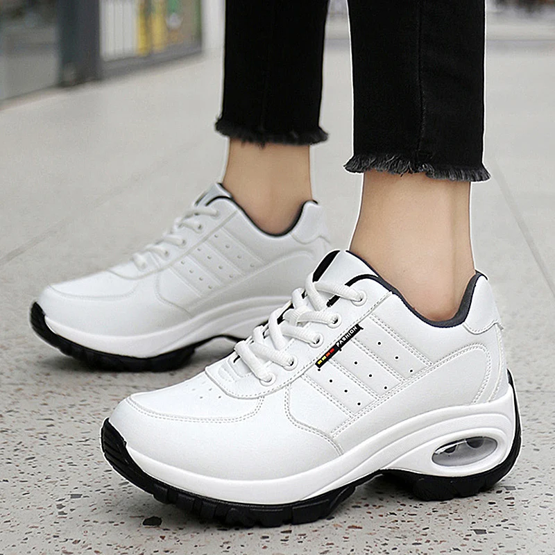 

Женские кроссовки на платформе, однотонные кожаные дышащие кроссовки на шнуровке, на танкетке, с вулканизированной подошвой, модель 2024 года