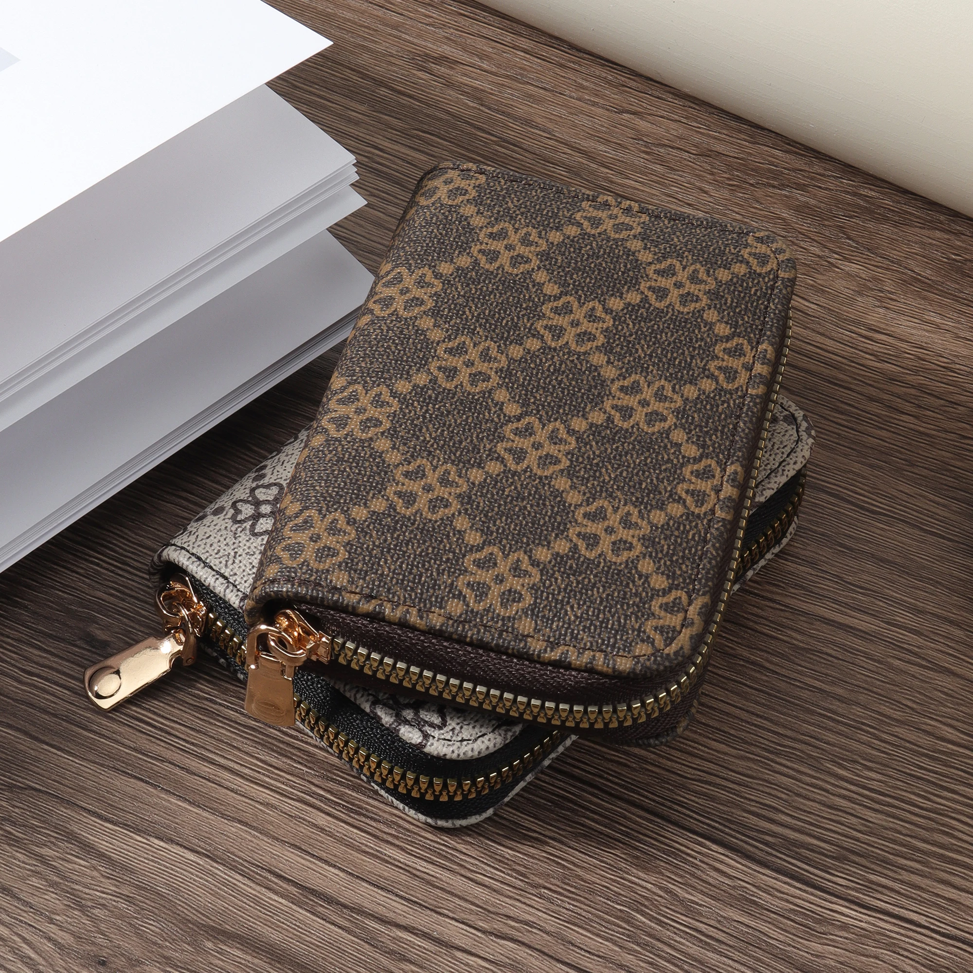 Women's Minimalist Zippered Clutch Wallet - Stylish and Sleek Design