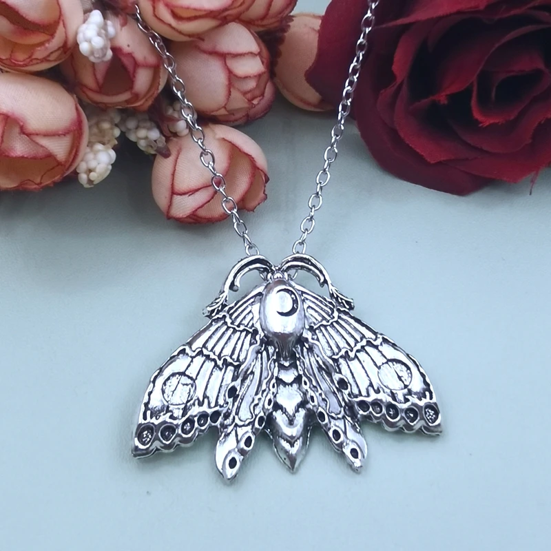 Collana con falena lunare, testa di morto, gioielli della natura