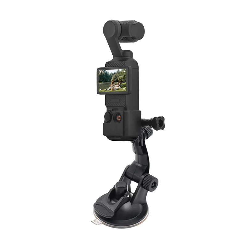 Cardan DJI Pocket 3 installé sur le support voiture, prêt à filmer la route.