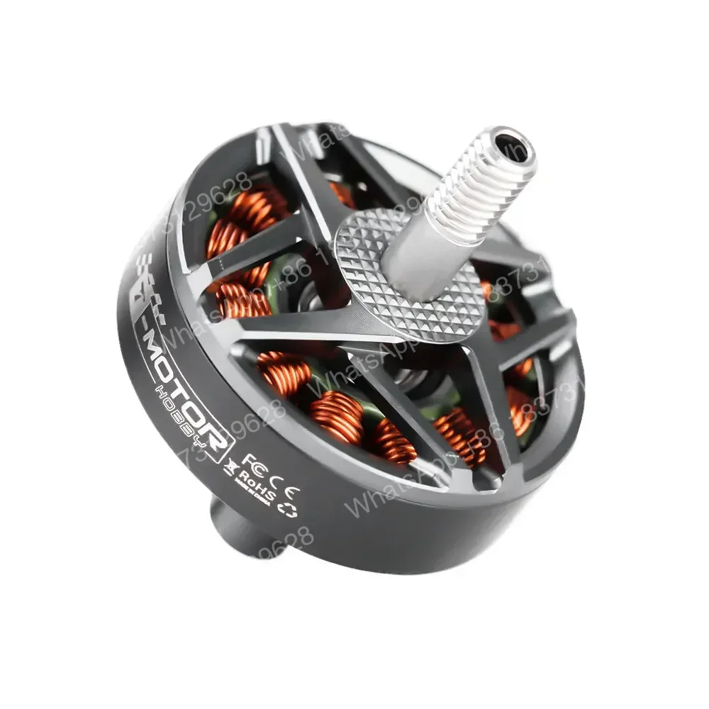Ensemble des 4 moteurs F90 KV1300 et KV1500 pour drone RC, disposés en ligne.