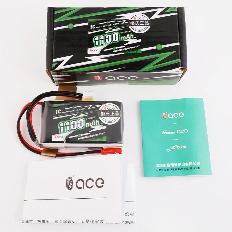 Batterie RC Gens ACE 1100mAh 2S 7.4V posée sur une surface plane, connecteur JST visible