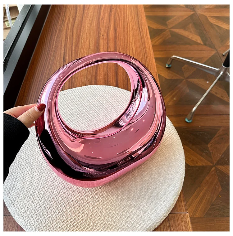 Bolso de mujer de gran venta, diseño creativo, nuevo bolso de mujer de PVC con brillo metálico en forma de media luna para banquete, bolso de mano de lujo 2024
