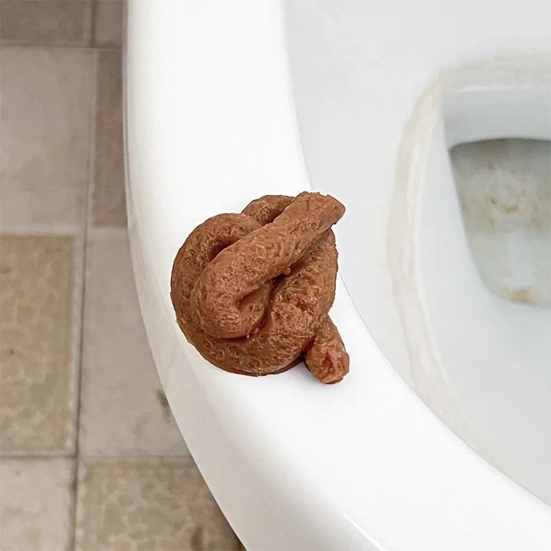 fejkad bajs leksak placerad nära en sko